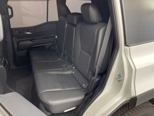 トヨタ ランドクルーザー ２５０ VX 新潟県 2025(令7)年 1.2万km プラチナホワイトパールマイカ 4WD/ワンオーナー/純正12.3型コネクティッドplusディスプレイオーディオ/（AM/FM/フルセグTV/Bluetooth/Miracast/HDMI）/JBLプレミアムサウンド/パノラミックビューモニター/ムーンルーフ/D席パワーシート/D+N席シートヒーター/シートベンチレーション/ステアリングヒーター/寒冷地仕様PWR HEAT/デジタルインナーミラー/Qi充電/パワーバックドア/トヨタセーフティセンス/・プリクラッシュセーフティ/・レーントレーシングアシスト/・レーンディパーチャーアラート/・レーダークルーズコントロール/・アダプティブハイビームシステム／オートマチックハイビーム/・ロードサインアシスト/・ドライバー異常時対応システム/・発進遅れ告知機能/トヨタチームメイト/Classioフロアマット/ブラックルーフレール/純正18インチAW