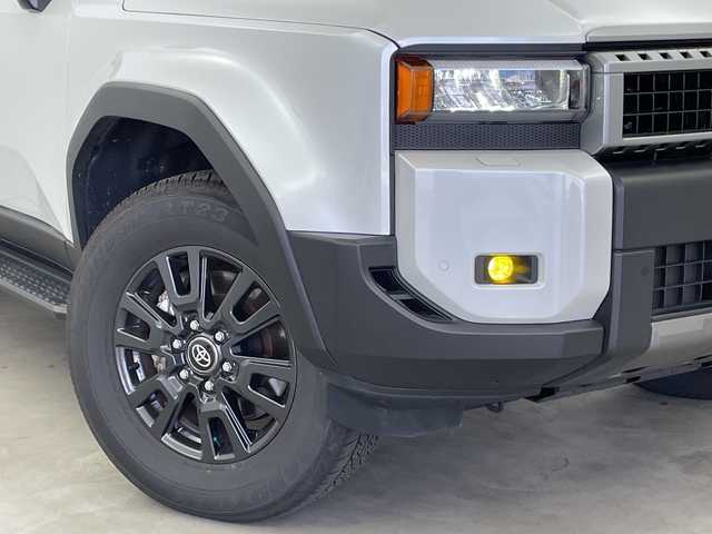 トヨタ ランドクルーザー ２５０ VX 新潟県 2025(令7)年 1.2万km プラチナホワイトパールマイカ 4WD/ワンオーナー/純正12.3型コネクティッドplusディスプレイオーディオ/（AM/FM/フルセグTV/Bluetooth/Miracast/HDMI）/JBLプレミアムサウンド/パノラミックビューモニター/ムーンルーフ/D席パワーシート/D+N席シートヒーター/シートベンチレーション/ステアリングヒーター/寒冷地仕様PWR HEAT/デジタルインナーミラー/Qi充電/パワーバックドア/トヨタセーフティセンス/・プリクラッシュセーフティ/・レーントレーシングアシスト/・レーンディパーチャーアラート/・レーダークルーズコントロール/・アダプティブハイビームシステム／オートマチックハイビーム/・ロードサインアシスト/・ドライバー異常時対応システム/・発進遅れ告知機能/トヨタチームメイト/Classioフロアマット/ブラックルーフレール/純正18インチAW