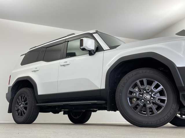 トヨタ ランドクルーザー ２５０ VX 新潟県 2025(令7)年 1.2万km プラチナホワイトパールマイカ 4WD/ワンオーナー/純正12.3型コネクティッドplusディスプレイオーディオ/（AM/FM/フルセグTV/Bluetooth/Miracast/HDMI）/JBLプレミアムサウンド/パノラミックビューモニター/ムーンルーフ/D席パワーシート/D+N席シートヒーター/シートベンチレーション/ステアリングヒーター/寒冷地仕様PWR HEAT/デジタルインナーミラー/Qi充電/パワーバックドア/トヨタセーフティセンス/・プリクラッシュセーフティ/・レーントレーシングアシスト/・レーンディパーチャーアラート/・レーダークルーズコントロール/・アダプティブハイビームシステム／オートマチックハイビーム/・ロードサインアシスト/・ドライバー異常時対応システム/・発進遅れ告知機能/トヨタチームメイト/Classioフロアマット/ブラックルーフレール/純正18インチAW