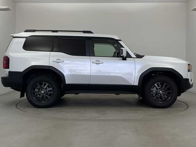 トヨタ ランドクルーザー ２５０ VX 新潟県 2025(令7)年 1.2万km プラチナホワイトパールマイカ 4WD/ワンオーナー/純正12.3型コネクティッドplusディスプレイオーディオ/（AM/FM/フルセグTV/Bluetooth/Miracast/HDMI）/JBLプレミアムサウンド/パノラミックビューモニター/ムーンルーフ/D席パワーシート/D+N席シートヒーター/シートベンチレーション/ステアリングヒーター/寒冷地仕様PWR HEAT/デジタルインナーミラー/Qi充電/パワーバックドア/トヨタセーフティセンス/・プリクラッシュセーフティ/・レーントレーシングアシスト/・レーンディパーチャーアラート/・レーダークルーズコントロール/・アダプティブハイビームシステム／オートマチックハイビーム/・ロードサインアシスト/・ドライバー異常時対応システム/・発進遅れ告知機能/トヨタチームメイト/Classioフロアマット/ブラックルーフレール/純正18インチAW