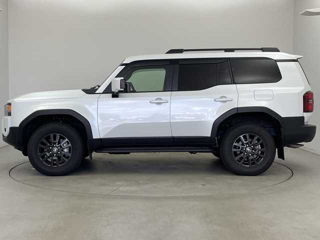 トヨタ ランドクルーザー ２５０ VX 新潟県 2025(令7)年 1.2万km プラチナホワイトパールマイカ 4WD/ワンオーナー/純正12.3型コネクティッドplusディスプレイオーディオ/（AM/FM/フルセグTV/Bluetooth/Miracast/HDMI）/JBLプレミアムサウンド/パノラミックビューモニター/ムーンルーフ/D席パワーシート/D+N席シートヒーター/シートベンチレーション/ステアリングヒーター/寒冷地仕様PWR HEAT/デジタルインナーミラー/Qi充電/パワーバックドア/トヨタセーフティセンス/・プリクラッシュセーフティ/・レーントレーシングアシスト/・レーンディパーチャーアラート/・レーダークルーズコントロール/・アダプティブハイビームシステム／オートマチックハイビーム/・ロードサインアシスト/・ドライバー異常時対応システム/・発進遅れ告知機能/トヨタチームメイト/Classioフロアマット/ブラックルーフレール/純正18インチAW