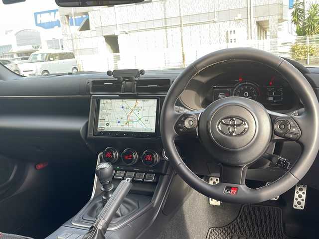 トヨタ ＧＲ８６ RZ 岐阜県 2024(令6)年 0.4万km クリスタルホワイトパール /ワンオーナー//carrozzeria9インチメモリナビ(AVIC-RQ720)/(フルセグTV/BT/DISC/SD/HDMI)//OP GRトランクスポイラー//アイサイトコアテクノロジー/(プリクラッシュブレーキ)/(追従機能付クルーズコントロール)/(車線逸脱警報/ふらつき警報)/(先行車発進お知らせ機能)/(クリアランスソナー『リア』)//ハイビームアシスト//ステアリング連動ヘッドランプ//後側方警戒心支援システム//前後ドライブレコーダー(ZDR-017)//ハーフレザーシート/(前席シートヒーター)//バックカメラ//ＥＴＣ//LEDヘッドライト//ステアリングスイッチ//GRフロアマット//オートリトラクタブルミラー//スマートキー