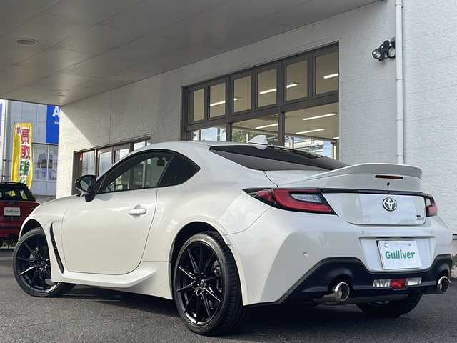 トヨタ ＧＲ８６ RZ 岐阜県 2024(令6)年 0.4万km クリスタルホワイトパール /ワンオーナー//carrozzeria9インチメモリナビ(AVIC-RQ720)/(フルセグTV/BT/DISC/SD/HDMI)//OP GRトランクスポイラー//アイサイトコアテクノロジー/(プリクラッシュブレーキ)/(追従機能付クルーズコントロール)/(車線逸脱警報/ふらつき警報)/(先行車発進お知らせ機能)/(クリアランスソナー『リア』)//ハイビームアシスト//ステアリング連動ヘッドランプ//後側方警戒心支援システム//前後ドライブレコーダー(ZDR-017)//ハーフレザーシート/(前席シートヒーター)//バックカメラ//ＥＴＣ//LEDヘッドライト//ステアリングスイッチ//GRフロアマット//オートリトラクタブルミラー//スマートキー