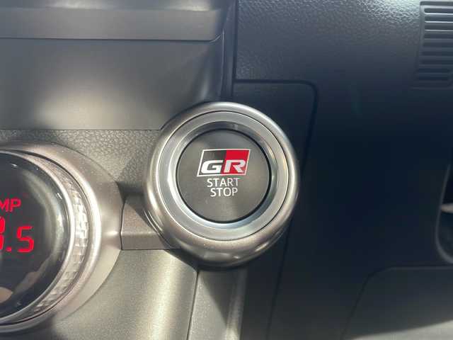 トヨタ ＧＲ８６ RZ 岐阜県 2024(令6)年 0.4万km クリスタルホワイトパール /ワンオーナー//carrozzeria9インチメモリナビ(AVIC-RQ720)/(フルセグTV/BT/DISC/SD/HDMI)//OP GRトランクスポイラー//アイサイトコアテクノロジー/(プリクラッシュブレーキ)/(追従機能付クルーズコントロール)/(車線逸脱警報/ふらつき警報)/(先行車発進お知らせ機能)/(クリアランスソナー『リア』)//ハイビームアシスト//ステアリング連動ヘッドランプ//後側方警戒心支援システム//前後ドライブレコーダー(ZDR-017)//ハーフレザーシート/(前席シートヒーター)//バックカメラ//ＥＴＣ//LEDヘッドライト//ステアリングスイッチ//GRフロアマット//オートリトラクタブルミラー//スマートキー