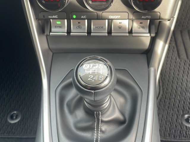 トヨタ ＧＲ８６ RZ 岐阜県 2024(令6)年 0.4万km クリスタルホワイトパール /ワンオーナー//carrozzeria9インチメモリナビ(AVIC-RQ720)/(フルセグTV/BT/DISC/SD/HDMI)//OP GRトランクスポイラー//アイサイトコアテクノロジー/(プリクラッシュブレーキ)/(追従機能付クルーズコントロール)/(車線逸脱警報/ふらつき警報)/(先行車発進お知らせ機能)/(クリアランスソナー『リア』)//ハイビームアシスト//ステアリング連動ヘッドランプ//後側方警戒心支援システム//前後ドライブレコーダー(ZDR-017)//ハーフレザーシート/(前席シートヒーター)//バックカメラ//ＥＴＣ//LEDヘッドライト//ステアリングスイッチ//GRフロアマット//オートリトラクタブルミラー//スマートキー