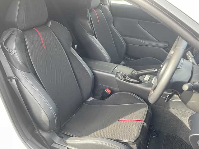 トヨタ ＧＲ８６ RZ 岐阜県 2024(令6)年 0.4万km クリスタルホワイトパール /ワンオーナー//carrozzeria9インチメモリナビ(AVIC-RQ720)/(フルセグTV/BT/DISC/SD/HDMI)//OP GRトランクスポイラー//アイサイトコアテクノロジー/(プリクラッシュブレーキ)/(追従機能付クルーズコントロール)/(車線逸脱警報/ふらつき警報)/(先行車発進お知らせ機能)/(クリアランスソナー『リア』)//ハイビームアシスト//ステアリング連動ヘッドランプ//後側方警戒心支援システム//前後ドライブレコーダー(ZDR-017)//ハーフレザーシート/(前席シートヒーター)//バックカメラ//ＥＴＣ//LEDヘッドライト//ステアリングスイッチ//GRフロアマット//オートリトラクタブルミラー//スマートキー