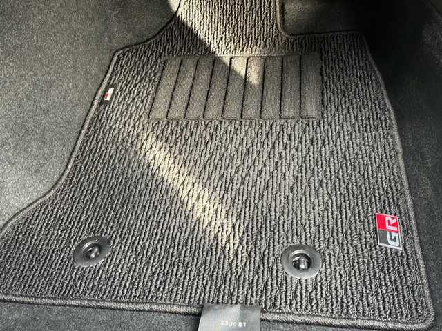 トヨタ ＧＲ８６ RZ 岐阜県 2024(令6)年 0.4万km クリスタルホワイトパール /ワンオーナー//carrozzeria9インチメモリナビ(AVIC-RQ720)/(フルセグTV/BT/DISC/SD/HDMI)//OP GRトランクスポイラー//アイサイトコアテクノロジー/(プリクラッシュブレーキ)/(追従機能付クルーズコントロール)/(車線逸脱警報/ふらつき警報)/(先行車発進お知らせ機能)/(クリアランスソナー『リア』)//ハイビームアシスト//ステアリング連動ヘッドランプ//後側方警戒心支援システム//前後ドライブレコーダー(ZDR-017)//ハーフレザーシート/(前席シートヒーター)//バックカメラ//ＥＴＣ//LEDヘッドライト//ステアリングスイッチ//GRフロアマット//オートリトラクタブルミラー//スマートキー