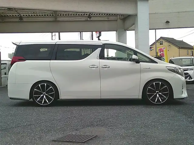 トヨタ アルファードハイブリット X 埼玉県 2015(平27)年 7.2万km ラグジュアリーホワイトパールクリスタルシャインガラスフレーク ・ディーラー記録簿（H27～R7まで完備）/・ワンオーナー/・サンルーフ/・両側パワースライドドア/・クルーズコントロール/・社外・デジタルインナーミラー（前後ドラレコ機能有）/・アルパイン10インチナビ/・アルパイン13インチフリップダウンモニター/・クラリオンフロントスピーカー/・クラリオンリアスピーカー/・カロッツェリア天吊りスピーカー/・アルパインアンプ/・社外・LEDルームランプ/・社外・皮調シートカバー/・社外・シフトゲートLEDイルミランプ/・2列目オットマンシート/・AC１００V電源/・社外・フルカラーLEDフットランプ/・社外・ルーフカラーイルミコントローラー/・TEIN車高調（フレックスZ)/・ロクサーニメイオール21インチアルミ/（９．０J　＋３８）/・コンチネンタルマックスコンタクトタイヤ21インチ/・HIDヘッドライト/・HIDフォグランプ/・社外・スーパーウェルカムライティングキット/・社外・アイドリングライトキット/・社外・アルミスカッフプレート/・社外・ホーン（クラクソンストリトーン）/・スマートキー×２/・プッシュスタート/・保証書/・取説