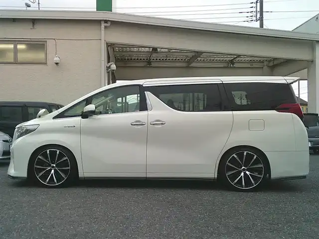 トヨタ アルファードハイブリット X 埼玉県 2015(平27)年 7.2万km ラグジュアリーホワイトパールクリスタルシャインガラスフレーク ・ディーラー記録簿（H27～R7まで完備）/・ワンオーナー/・サンルーフ/・両側パワースライドドア/・クルーズコントロール/・社外・デジタルインナーミラー（前後ドラレコ機能有）/・アルパイン10インチナビ/・アルパイン13インチフリップダウンモニター/・クラリオンフロントスピーカー/・クラリオンリアスピーカー/・カロッツェリア天吊りスピーカー/・アルパインアンプ/・社外・LEDルームランプ/・社外・皮調シートカバー/・社外・シフトゲートLEDイルミランプ/・2列目オットマンシート/・AC１００V電源/・社外・フルカラーLEDフットランプ/・社外・ルーフカラーイルミコントローラー/・TEIN車高調（フレックスZ)/・ロクサーニメイオール21インチアルミ/（９．０J　＋３８）/・コンチネンタルマックスコンタクトタイヤ21インチ/・HIDヘッドライト/・HIDフォグランプ/・社外・スーパーウェルカムライティングキット/・社外・アイドリングライトキット/・社外・アルミスカッフプレート/・社外・ホーン（クラクソンストリトーン）/・スマートキー×２/・プッシュスタート/・保証書/・取説