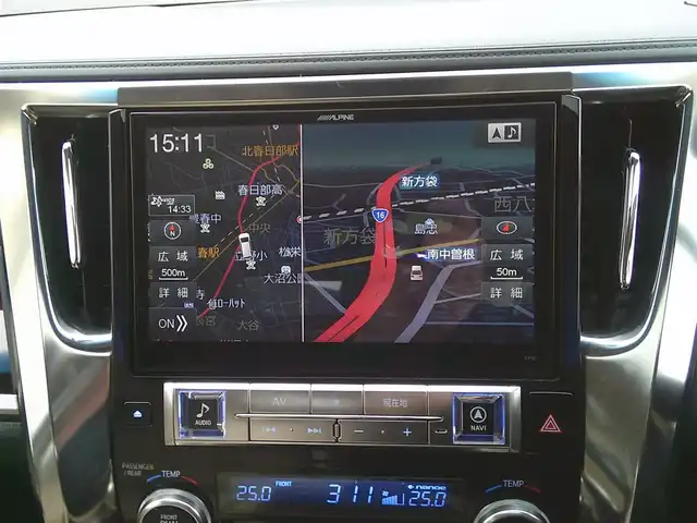 トヨタ アルファードハイブリット X 埼玉県 2015(平27)年 7.2万km ラグジュアリーホワイトパールクリスタルシャインガラスフレーク ・ディーラー記録簿（H27～R7まで完備）/・ワンオーナー/・サンルーフ/・両側パワースライドドア/・クルーズコントロール/・社外・デジタルインナーミラー（前後ドラレコ機能有）/・アルパイン10インチナビ/・アルパイン13インチフリップダウンモニター/・クラリオンフロントスピーカー/・クラリオンリアスピーカー/・カロッツェリア天吊りスピーカー/・アルパインアンプ/・社外・LEDルームランプ/・社外・皮調シートカバー/・社外・シフトゲートLEDイルミランプ/・2列目オットマンシート/・AC１００V電源/・社外・フルカラーLEDフットランプ/・社外・ルーフカラーイルミコントローラー/・TEIN車高調（フレックスZ)/・ロクサーニメイオール21インチアルミ/（９．０J　＋３８）/・コンチネンタルマックスコンタクトタイヤ21インチ/・HIDヘッドライト/・HIDフォグランプ/・社外・スーパーウェルカムライティングキット/・社外・アイドリングライトキット/・社外・アルミスカッフプレート/・社外・ホーン（クラクソンストリトーン）/・スマートキー×２/・プッシュスタート/・保証書/・取説