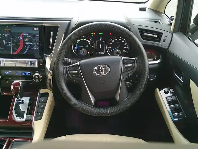 トヨタ アルファードハイブリット X 埼玉県 2015(平27)年 7.2万km ラグジュアリーホワイトパールクリスタルシャインガラスフレーク ・ディーラー記録簿（H27～R7まで完備）/・ワンオーナー/・サンルーフ/・両側パワースライドドア/・クルーズコントロール/・社外・デジタルインナーミラー（前後ドラレコ機能有）/・アルパイン10インチナビ/・アルパイン13インチフリップダウンモニター/・クラリオンフロントスピーカー/・クラリオンリアスピーカー/・カロッツェリア天吊りスピーカー/・アルパインアンプ/・社外・LEDルームランプ/・社外・皮調シートカバー/・社外・シフトゲートLEDイルミランプ/・2列目オットマンシート/・AC１００V電源/・社外・フルカラーLEDフットランプ/・社外・ルーフカラーイルミコントローラー/・TEIN車高調（フレックスZ)/・ロクサーニメイオール21インチアルミ/（９．０J　＋３８）/・コンチネンタルマックスコンタクトタイヤ21インチ/・HIDヘッドライト/・HIDフォグランプ/・社外・スーパーウェルカムライティングキット/・社外・アイドリングライトキット/・社外・アルミスカッフプレート/・社外・ホーン（クラクソンストリトーン）/・スマートキー×２/・プッシュスタート/・保証書/・取説