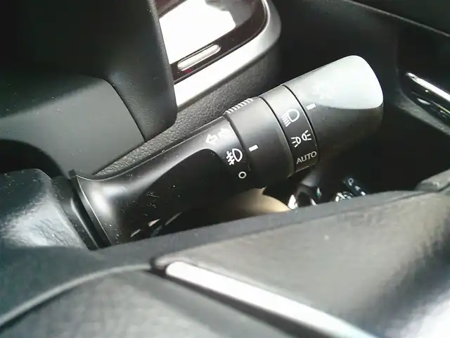 トヨタ アルファードハイブリット X 埼玉県 2015(平27)年 7.2万km ラグジュアリーホワイトパールクリスタルシャインガラスフレーク ・ディーラー記録簿（H27～R7まで完備）/・ワンオーナー/・サンルーフ/・両側パワースライドドア/・クルーズコントロール/・社外・デジタルインナーミラー（前後ドラレコ機能有）/・アルパイン10インチナビ/・アルパイン13インチフリップダウンモニター/・クラリオンフロントスピーカー/・クラリオンリアスピーカー/・カロッツェリア天吊りスピーカー/・アルパインアンプ/・社外・LEDルームランプ/・社外・皮調シートカバー/・社外・シフトゲートLEDイルミランプ/・2列目オットマンシート/・AC１００V電源/・社外・フルカラーLEDフットランプ/・社外・ルーフカラーイルミコントローラー/・TEIN車高調（フレックスZ)/・ロクサーニメイオール21インチアルミ/（９．０J　＋３８）/・コンチネンタルマックスコンタクトタイヤ21インチ/・HIDヘッドライト/・HIDフォグランプ/・社外・スーパーウェルカムライティングキット/・社外・アイドリングライトキット/・社外・アルミスカッフプレート/・社外・ホーン（クラクソンストリトーン）/・スマートキー×２/・プッシュスタート/・保証書/・取説