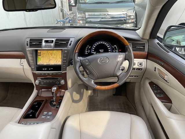 レクサス ＬＳ 600h バージョンU Iパック 東京都 2012(平24)年 9.9万km ダークグレーマイカ 前方ミリ波レーダー方式プリクラッシュセーフティシステム・レーダークルーズコントロール（ブレーキ制御付）/ムーンルーフ・アルカンターラルーフ/ワンオーナー/保証書・取説・ナビ取説/Egプッシュスタート/カードキー＆スマートキー/ハイトコントロール（エアサス）/ドライブモードセレクト/MTモード付AT/本木目/革巻ステアリング・ヒーター・電動チルト・ステアリングスイッチ/アイボリーセミアニリンレザーシート/全席パワーシート＆ヒーター＆ベンチレーター/後席マッサージャー・オートサンシェード（リアウィンド＆リア）/純正HDDナビ・プレミアムサウンドシステム（10スピーカー）/DVD/CD/MSV/BT/USB/AUX・キャンセラー/バックカメラ・クリアランスソナー/純正ビルトインETC/純正フロントドラレコ/全ドア＆バックドアイージークロージャー/LEDヘッドライト・インテリジェントAFS・ヘッドライトクリーナー・フォグ/AUTOHOLD/ラゲッジネット/純正18インチアルミ/サイド＆カーテン＆ニーエアバック