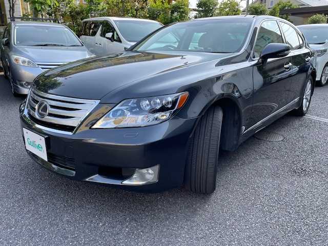 レクサス ＬＳ 600h バージョンU Iパック 東京都 2012(平24)年 9.9万km ダークグレーマイカ 前方ミリ波レーダー方式プリクラッシュセーフティシステム・レーダークルーズコントロール（ブレーキ制御付）/ムーンルーフ・アルカンターラルーフ/ワンオーナー/保証書・取説・ナビ取説/Egプッシュスタート/カードキー＆スマートキー/ハイトコントロール（エアサス）/ドライブモードセレクト/MTモード付AT/本木目/革巻ステアリング・ヒーター・電動チルト・ステアリングスイッチ/アイボリーセミアニリンレザーシート/全席パワーシート＆ヒーター＆ベンチレーター/後席マッサージャー・オートサンシェード（リアウィンド＆リア）/純正HDDナビ・プレミアムサウンドシステム（10スピーカー）/DVD/CD/MSV/BT/USB/AUX・キャンセラー/バックカメラ・クリアランスソナー/純正ビルトインETC/純正フロントドラレコ/全ドア＆バックドアイージークロージャー/LEDヘッドライト・インテリジェントAFS・ヘッドライトクリーナー・フォグ/AUTOHOLD/ラゲッジネット/純正18インチアルミ/サイド＆カーテン＆ニーエアバック