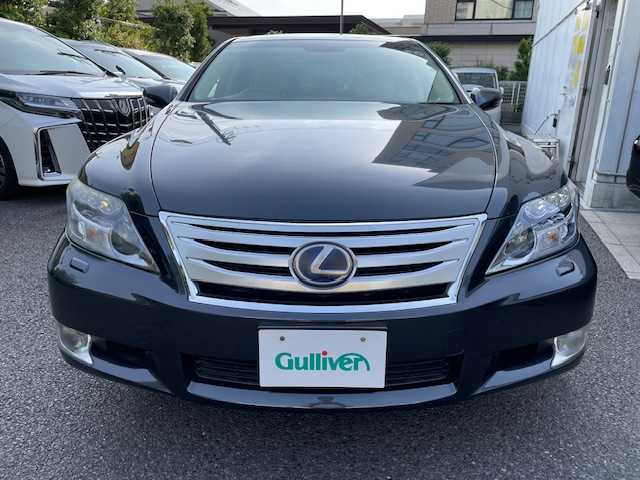 レクサス ＬＳ 600h バージョンU Iパック 東京都 2012(平24)年 9.9万km ダークグレーマイカ 前方ミリ波レーダー方式プリクラッシュセーフティシステム・レーダークルーズコントロール（ブレーキ制御付）/ムーンルーフ・アルカンターラルーフ/ワンオーナー/保証書・取説・ナビ取説/Egプッシュスタート/カードキー＆スマートキー/ハイトコントロール（エアサス）/ドライブモードセレクト/MTモード付AT/本木目/革巻ステアリング・ヒーター・電動チルト・ステアリングスイッチ/アイボリーセミアニリンレザーシート/全席パワーシート＆ヒーター＆ベンチレーター/後席マッサージャー・オートサンシェード（リアウィンド＆リア）/純正HDDナビ・プレミアムサウンドシステム（10スピーカー）/DVD/CD/MSV/BT/USB/AUX・キャンセラー/バックカメラ・クリアランスソナー/純正ビルトインETC/純正フロントドラレコ/全ドア＆バックドアイージークロージャー/LEDヘッドライト・インテリジェントAFS・ヘッドライトクリーナー・フォグ/AUTOHOLD/ラゲッジネット/純正18インチアルミ/サイド＆カーテン＆ニーエアバック