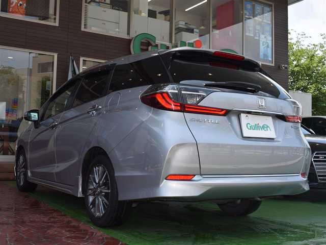 ホンダ シャトル ハイブリッド Z ホンダセンシング 神奈川県 2020(令2)年 4.7万km ルナシルバーM ワンオーナー/新車時保証書/取扱説明書/シルバールーフレール/純正SDナビ/(フルセグTV/CD/DVD/SD/BT/USB)/バックカメラ/衝突軽減防止＆警報/車線逸脱防止＆警報/アダプティブクルーズコントロール/先行車発進検知/ロードサインアシスト/パーキングアシスト/シートヒーター(D＋N席)/デュアルオートエアコン/革巻きステアリング/ステアリングスイッチ/パドルシフト/オートライト/横滑り防止/プッシュスタート＆スマートキー/ウインカー付き電動格納ミラー/スペアキー/ドアバイザー/LEDヘッドライト/フォグランプ/純正フロアマット