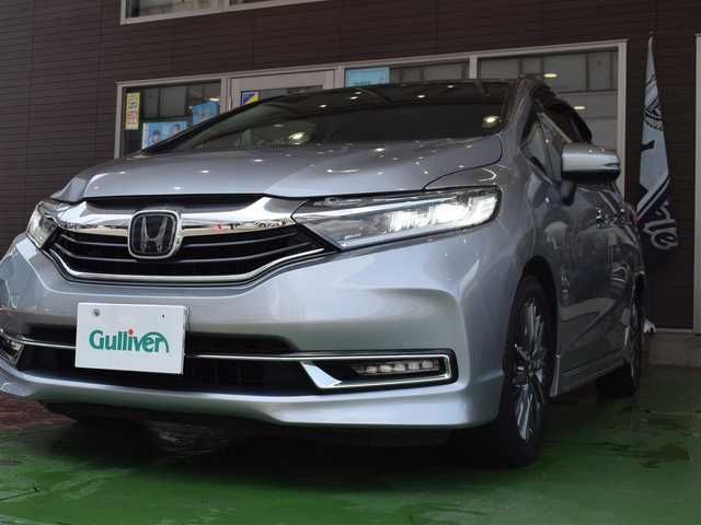 ホンダ シャトル ハイブリッド Z ホンダセンシング 神奈川県 2020(令2)年 4.7万km ルナシルバーM ワンオーナー/新車時保証書/取扱説明書/シルバールーフレール/純正SDナビ/(フルセグTV/CD/DVD/SD/BT/USB)/バックカメラ/衝突軽減防止＆警報/車線逸脱防止＆警報/アダプティブクルーズコントロール/先行車発進検知/ロードサインアシスト/パーキングアシスト/シートヒーター(D＋N席)/デュアルオートエアコン/革巻きステアリング/ステアリングスイッチ/パドルシフト/オートライト/横滑り防止/プッシュスタート＆スマートキー/ウインカー付き電動格納ミラー/スペアキー/ドアバイザー/LEDヘッドライト/フォグランプ/純正フロアマット