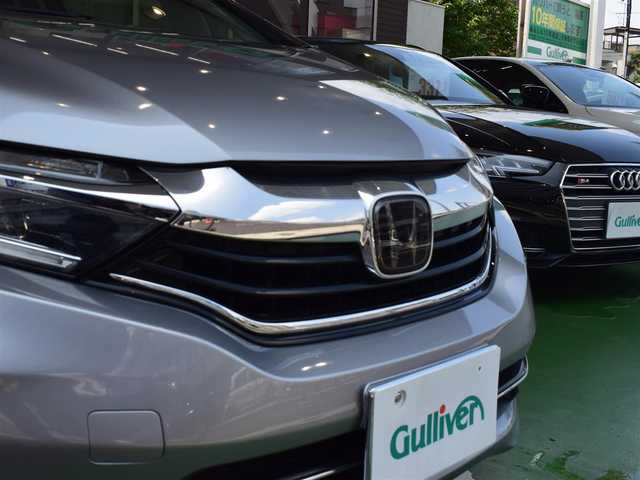 ホンダ シャトル ハイブリッド Z ホンダセンシング 神奈川県 2020(令2)年 4.7万km ルナシルバーM ワンオーナー/新車時保証書/取扱説明書/シルバールーフレール/純正SDナビ/(フルセグTV/CD/DVD/SD/BT/USB)/バックカメラ/衝突軽減防止＆警報/車線逸脱防止＆警報/アダプティブクルーズコントロール/先行車発進検知/ロードサインアシスト/パーキングアシスト/シートヒーター(D＋N席)/デュアルオートエアコン/革巻きステアリング/ステアリングスイッチ/パドルシフト/オートライト/横滑り防止/プッシュスタート＆スマートキー/ウインカー付き電動格納ミラー/スペアキー/ドアバイザー/LEDヘッドライト/フォグランプ/純正フロアマット