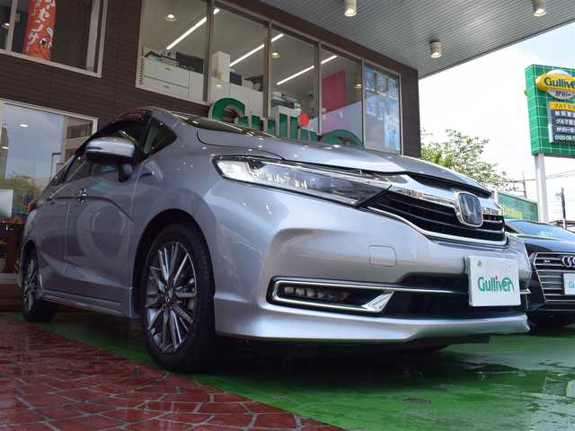ホンダ シャトル ハイブリッド Z ホンダセンシング 神奈川県 2020(令2)年 4.7万km ルナシルバーM ワンオーナー/新車時保証書/取扱説明書/シルバールーフレール/純正SDナビ/(フルセグTV/CD/DVD/SD/BT/USB)/バックカメラ/衝突軽減防止＆警報/車線逸脱防止＆警報/アダプティブクルーズコントロール/先行車発進検知/ロードサインアシスト/パーキングアシスト/シートヒーター(D＋N席)/デュアルオートエアコン/革巻きステアリング/ステアリングスイッチ/パドルシフト/オートライト/横滑り防止/プッシュスタート＆スマートキー/ウインカー付き電動格納ミラー/スペアキー/ドアバイザー/LEDヘッドライト/フォグランプ/純正フロアマット