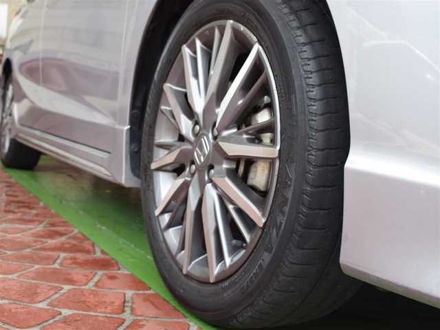ホンダ シャトル ハイブリッド Z ホンダセンシング 神奈川県 2020(令2)年 4.7万km ルナシルバーM ワンオーナー/新車時保証書/取扱説明書/シルバールーフレール/純正SDナビ/(フルセグTV/CD/DVD/SD/BT/USB)/バックカメラ/衝突軽減防止＆警報/車線逸脱防止＆警報/アダプティブクルーズコントロール/先行車発進検知/ロードサインアシスト/パーキングアシスト/シートヒーター(D＋N席)/デュアルオートエアコン/革巻きステアリング/ステアリングスイッチ/パドルシフト/オートライト/横滑り防止/プッシュスタート＆スマートキー/ウインカー付き電動格納ミラー/スペアキー/ドアバイザー/LEDヘッドライト/フォグランプ/純正フロアマット