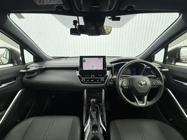 トヨタ カローラ クロス ハイブリッド Z 滋賀県 2023(令5)年 3万km アティチュードブラックマイカ ワンオーナー/10.5型ディスプレイ/・Bluetooth/USB/・Apple Car Play/アラウンドビューモニター/革巻きステアリング/ステアリングリモコン/ETC2.0/前後ドライブレコーダー/レーダークルコン/運転席パワーシート/前席シートヒーター/パワーバックドア/ルーフレール/AC100V/オートブレーキホールド/LEDオートライト/フォグライト/オートハイビーム/トヨタセーフティセンス/・レーントレーシングアシスト/・プリクラッシュセーフティ/・ブラインドスポットモニター/・クリアランスソナー/・パーキングサポートブレーキ/・ロードサインアシスト/プッシュスタート/スマートキー