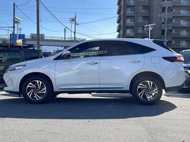 トヨタ ハリアー エレガンス 長野県 2017(平29)年 10.6万km ホワイトパールクリスタルシャイン 禁煙車/ワンオーナー/純正SD9インチナビ//Bluetooth/CD/DVD/フルセグTV/バックカメラ/D席パワーシート/ハーフレザーシート/クルーズコントロール/電動パーキングブレーキ/ブレーキホールド/プリクラッシュブレーキ/アイドリングストップ/コーナーセンサー/横滑り防止装置/オートマチックハイビーム/ビルトインETC/純正AW17インチ/モデリスタ/純正フロアマット/ブラインドスポット/オールオートウィンドウ/スマートキー/プッシュスタート/スペアキー/保証書/取扱説明書