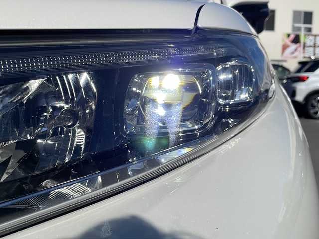 トヨタ ハリアー エレガンス 長野県 2017(平29)年 10.6万km ホワイトパールクリスタルシャイン 禁煙車/ワンオーナー/純正SD9インチナビ//Bluetooth/CD/DVD/フルセグTV/バックカメラ/D席パワーシート/ハーフレザーシート/クルーズコントロール/電動パーキングブレーキ/ブレーキホールド/プリクラッシュブレーキ/アイドリングストップ/コーナーセンサー/横滑り防止装置/オートマチックハイビーム/ビルトインETC/純正AW17インチ/モデリスタ/純正フロアマット/ブラインドスポット/オールオートウィンドウ/スマートキー/プッシュスタート/スペアキー/保証書/取扱説明書