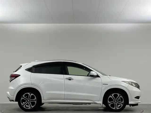 ホンダ ヴェゼル ハイブリッド Z 埼玉県 2015(平27)年 5.1万km ホワイトオーキッドパール 純正8インチナビ　フルセグ　CD DVD BT　バックカメラ　ホンダセンシング　クルコン　ドラレコ　ハーフレザーシート　シートヒーター　ビルトインETC　LEDオートライト　