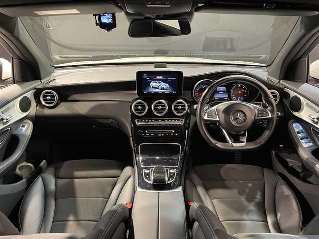 メルセデス・ベンツ ＧＬＣ２２０ d 4マチックスポーツ 道央・札幌 2018(平30)年 3.1万km ダイヤモンドホワイト AMGスタイリングパッケージ/レーダーセーフティパッケージ/・アクティブブレーキアシスト/・アクティブレーンキーピングアシスト/・アクティブブラインドスポットアシスト/・ディスタンスパイロットディストロニック/・PRE-SAFE/360°カメラシステム/LEDインテリジェントライトシステム/アクティブハイビームアシストプラス/パーキングパイロット(縦列/並列駐車)/パークトロニック/メモリー付パワーシート(D/N)/電動ランバーサポート(D/N)/シートヒーター(D/N)/ヘッドアップディスプレイ/COMANDシステム/・フルセグTVチューナー/・ETC2.0/社外ドライブレコーダー(前後/車内)/アンビエントライト(3色)/EASY-PACK自動開閉テールゲート/フットトランクオープナー