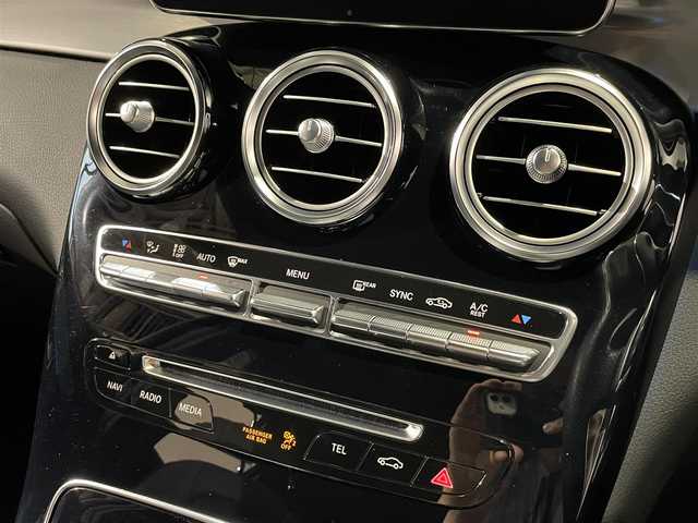メルセデス・ベンツ ＧＬＣ２２０ d 4マチックスポーツ 道央・札幌 2018(平30)年 3.1万km ダイヤモンドホワイト AMGスタイリングパッケージ/レーダーセーフティパッケージ/・アクティブブレーキアシスト/・アクティブレーンキーピングアシスト/・アクティブブラインドスポットアシスト/・ディスタンスパイロットディストロニック/・PRE-SAFE/360°カメラシステム/LEDインテリジェントライトシステム/アクティブハイビームアシストプラス/パーキングパイロット(縦列/並列駐車)/パークトロニック/メモリー付パワーシート(D/N)/電動ランバーサポート(D/N)/シートヒーター(D/N)/ヘッドアップディスプレイ/COMANDシステム/・フルセグTVチューナー/・ETC2.0/社外ドライブレコーダー(前後/車内)/アンビエントライト(3色)/EASY-PACK自動開閉テールゲート/フットトランクオープナー