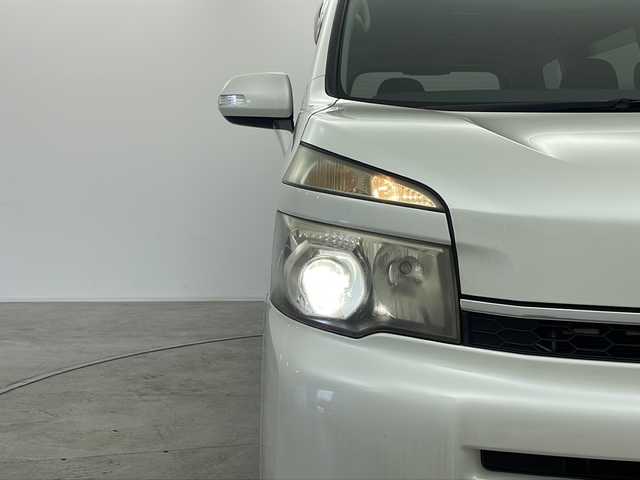 トヨタ ヴォクシー X Lエディション 群馬県 2011(平23)年 6.8万km ホワイトパールクリスタルシャイン 純正ナビ　純正９型後席モニター　バックカメラ　両側電動スライドドア　ビルトインＥＴＣ　ステアリングスイッチ　ＨＩＤヘッドライト　オートライト　ＭＴモード付きＡＴ　電動格納ミラー　キーレス　禁煙車