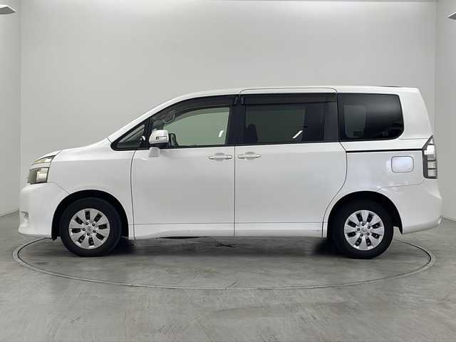 トヨタ ヴォクシー X Lエディション 群馬県 2011(平23)年 6.8万km ホワイトパールクリスタルシャイン 純正ナビ　純正９型後席モニター　バックカメラ　両側電動スライドドア　ビルトインＥＴＣ　ステアリングスイッチ　ＨＩＤヘッドライト　オートライト　ＭＴモード付きＡＴ　電動格納ミラー　キーレス　禁煙車