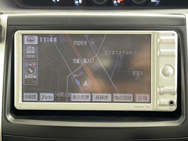トヨタ ヴォクシー X Lエディション 群馬県 2011(平23)年 6.8万km ホワイトパールクリスタルシャイン 純正ナビ　純正９型後席モニター　バックカメラ　両側電動スライドドア　ビルトインＥＴＣ　ステアリングスイッチ　ＨＩＤヘッドライト　オートライト　ＭＴモード付きＡＴ　電動格納ミラー　キーレス　禁煙車