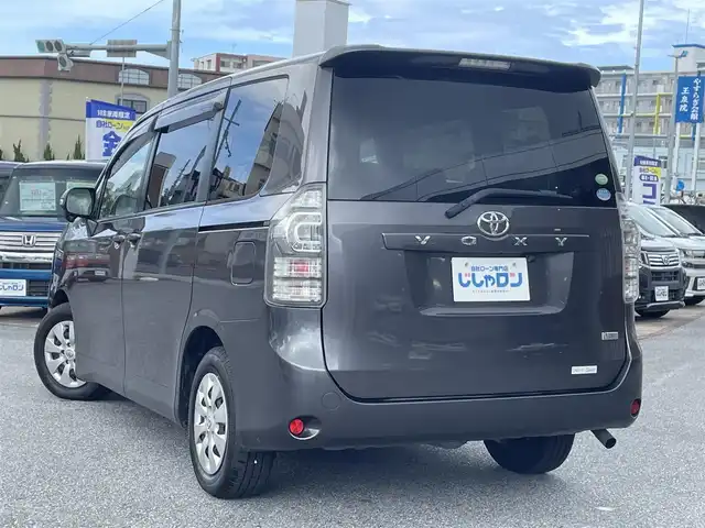 トヨタ ヴォクシー X Lエディション 沖縄県 2013(平25)年 3.9万km グレーメタリック (株)IDOMが運営する【じしゃロンコザ店】の自社ローン専用車両になりますこちらは現金またはオートローンご利用時の価格です。自社ローンご希望の方は別途その旨お申付け下さい/・本土仕入/・社外ナビ/・DVD再生/・TV/・バックカメラ/・後席モニター/・片側パワースライドドア/・ETC/・スマートキー/・プッシュスタート/・純正フロアマット/・オートライト