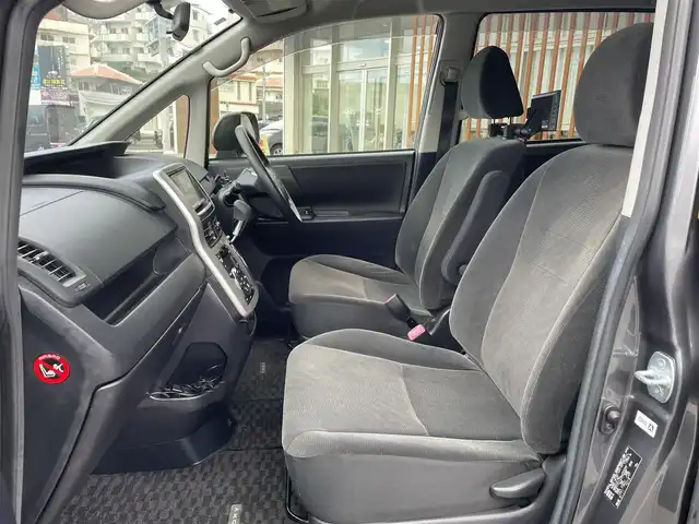 トヨタ ヴォクシー X Lエディション 沖縄県 2013(平25)年 3.9万km グレーメタリック (株)IDOMが運営する【じしゃロンコザ店】の自社ローン専用車両になりますこちらは現金またはオートローンご利用時の価格です。自社ローンご希望の方は別途その旨お申付け下さい/・本土仕入/・社外ナビ/・DVD再生/・TV/・バックカメラ/・後席モニター/・片側パワースライドドア/・ETC/・スマートキー/・プッシュスタート/・純正フロアマット/・オートライト