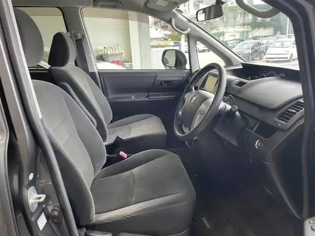 トヨタ ヴォクシー X Lエディション 沖縄県 2013(平25)年 3.9万km グレーメタリック (株)IDOMが運営する【じしゃロンコザ店】の自社ローン専用車両になりますこちらは現金またはオートローンご利用時の価格です。自社ローンご希望の方は別途その旨お申付け下さい/・本土仕入/・社外ナビ/・DVD再生/・TV/・バックカメラ/・後席モニター/・片側パワースライドドア/・ETC/・スマートキー/・プッシュスタート/・純正フロアマット/・オートライト