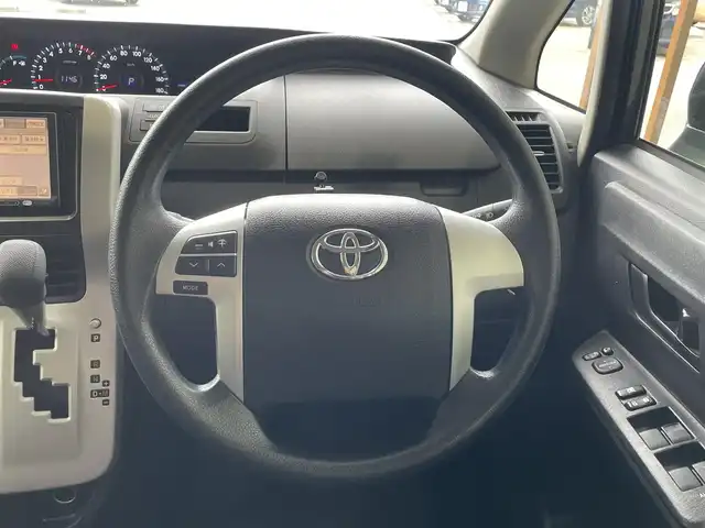 トヨタ ヴォクシー X Lエディション 沖縄県 2013(平25)年 3.9万km グレーメタリック (株)IDOMが運営する【じしゃロンコザ店】の自社ローン専用車両になりますこちらは現金またはオートローンご利用時の価格です。自社ローンご希望の方は別途その旨お申付け下さい/・本土仕入/・社外ナビ/・DVD再生/・TV/・バックカメラ/・後席モニター/・片側パワースライドドア/・ETC/・スマートキー/・プッシュスタート/・純正フロアマット/・オートライト