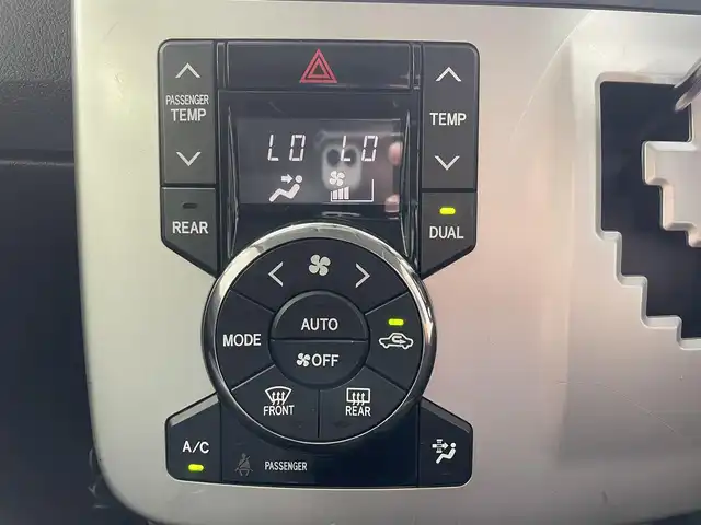 トヨタ ヴォクシー X Lエディション 沖縄県 2013(平25)年 3.9万km グレーメタリック (株)IDOMが運営する【じしゃロンコザ店】の自社ローン専用車両になりますこちらは現金またはオートローンご利用時の価格です。自社ローンご希望の方は別途その旨お申付け下さい/・本土仕入/・社外ナビ/・DVD再生/・TV/・バックカメラ/・後席モニター/・片側パワースライドドア/・ETC/・スマートキー/・プッシュスタート/・純正フロアマット/・オートライト