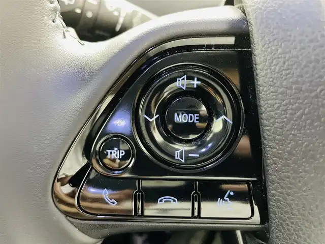 トヨタ プリウス Sツーリングセレクション 福島県 2020(令2)年 7.5万km スーパーホワイトⅡ モデリスタエアロ/トヨタセーフティセンス/・車線逸脱警報装置/・レーダークルーズコントロール/・オートハイビーム/・衝突被害軽減ブレーキ/純正SDナビ/型番:NSZT-Y68T/・フルセグTV/BT/SD/CD/FM/AM/・全方位カメラ/・バックカメラ/・ETC2.0/・前方ドライブレコーダー/革張ステアリング/・ステアリングリモコン/レザーシート/・シートヒーター/プッシュスタート/・スマートキー/電子パーキング/横滑り防止装置/HIDヘッドライト/・フォグライト/・オートライト/電動格納ミラー/・ウィンカーミラー/純正フロアマット/純正17インチAW付サマータイヤ積込/・215/45R17 2mm/社外15インチAW付スタッドレスタイヤ積込/・195/65R15 5mm/取扱説明書/保証書/記録簿