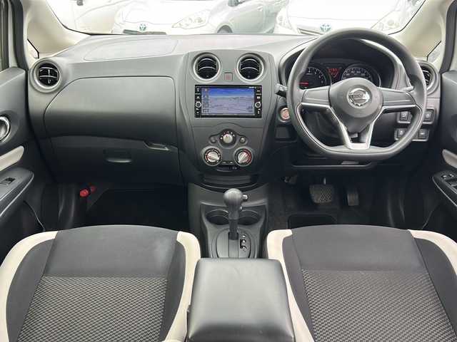 日産 ノート X 千葉県 2017(平29)年 5.8万km ブリリアントホワイトパール 純正SDナビ【MM317D-W】/フルセグTV/DVD/CD/Bluetooth/ETC/バックカメラ/前後ドラレコ/エマージェンシーブレーキ/レーンキープアシスト/アイドリングストップ/横滑り防止/純正アルミホイール/フロアマット/ドアバイザー/ヘッドライトレベライザー/エンジンプッシュスタート/スマートキー/スペアキー/保証書/取扱説明書