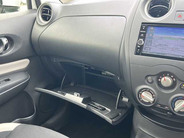 日産 ノート X 千葉県 2017(平29)年 5.8万km ブリリアントホワイトパール 純正SDナビ【MM317D-W】/フルセグTV/DVD/CD/Bluetooth/ETC/バックカメラ/前後ドラレコ/エマージェンシーブレーキ/レーンキープアシスト/アイドリングストップ/横滑り防止/純正アルミホイール/フロアマット/ドアバイザー/ヘッドライトレベライザー/エンジンプッシュスタート/スマートキー/スペアキー/保証書/取扱説明書