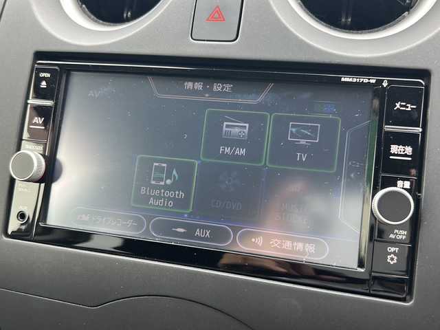 日産 ノート X 千葉県 2017(平29)年 5.8万km ブリリアントホワイトパール 純正SDナビ【MM317D-W】/フルセグTV/DVD/CD/Bluetooth/ETC/バックカメラ/前後ドラレコ/エマージェンシーブレーキ/レーンキープアシスト/アイドリングストップ/横滑り防止/純正アルミホイール/フロアマット/ドアバイザー/ヘッドライトレベライザー/エンジンプッシュスタート/スマートキー/スペアキー/保証書/取扱説明書