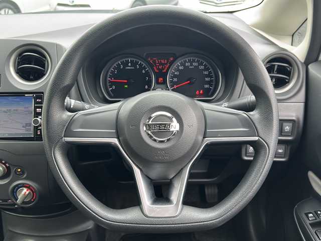 日産 ノート X 千葉県 2017(平29)年 5.8万km ブリリアントホワイトパール 純正SDナビ【MM317D-W】/フルセグTV/DVD/CD/Bluetooth/ETC/バックカメラ/前後ドラレコ/エマージェンシーブレーキ/レーンキープアシスト/アイドリングストップ/横滑り防止/純正アルミホイール/フロアマット/ドアバイザー/ヘッドライトレベライザー/エンジンプッシュスタート/スマートキー/スペアキー/保証書/取扱説明書