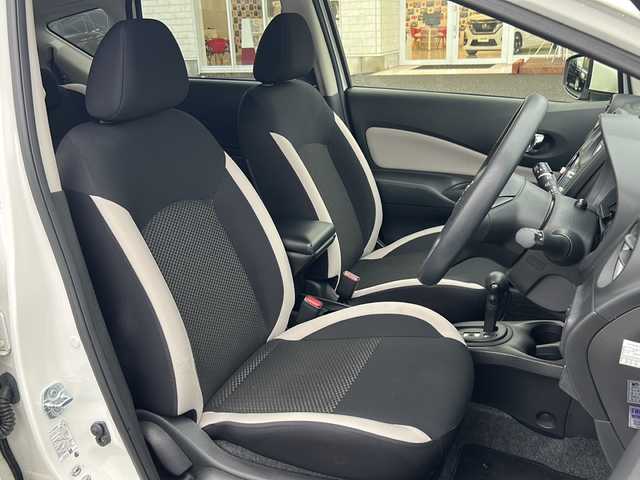 日産 ノート X 千葉県 2017(平29)年 5.8万km ブリリアントホワイトパール 純正SDナビ【MM317D-W】/フルセグTV/DVD/CD/Bluetooth/ETC/バックカメラ/前後ドラレコ/エマージェンシーブレーキ/レーンキープアシスト/アイドリングストップ/横滑り防止/純正アルミホイール/フロアマット/ドアバイザー/ヘッドライトレベライザー/エンジンプッシュスタート/スマートキー/スペアキー/保証書/取扱説明書