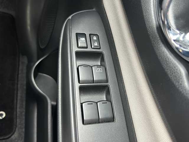 日産 ノート X 千葉県 2017(平29)年 5.8万km ブリリアントホワイトパール 純正SDナビ【MM317D-W】/フルセグTV/DVD/CD/Bluetooth/ETC/バックカメラ/前後ドラレコ/エマージェンシーブレーキ/レーンキープアシスト/アイドリングストップ/横滑り防止/純正アルミホイール/フロアマット/ドアバイザー/ヘッドライトレベライザー/エンジンプッシュスタート/スマートキー/スペアキー/保証書/取扱説明書