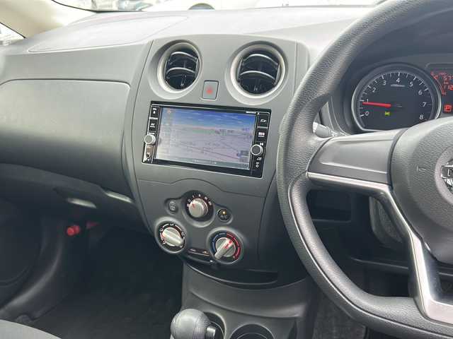 日産 ノート X 千葉県 2017(平29)年 5.8万km ブリリアントホワイトパール 純正SDナビ【MM317D-W】/フルセグTV/DVD/CD/Bluetooth/ETC/バックカメラ/前後ドラレコ/エマージェンシーブレーキ/レーンキープアシスト/アイドリングストップ/横滑り防止/純正アルミホイール/フロアマット/ドアバイザー/ヘッドライトレベライザー/エンジンプッシュスタート/スマートキー/スペアキー/保証書/取扱説明書