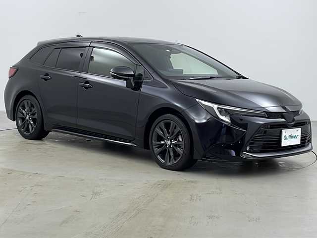 トヨタ カローラツーリング ハイブリッド ダブルバイビー 道央・札幌 2023(令5)年 1.2万km アティチュードブラックマイカ ・4WD/・純正ディスプレイオーディオ＆BT＆USB＆MiraCast/・バックカメラ/・寒冷地仕様/・トヨタセーフティセンス/・プリクラッシュセーフティ/・クリアランスソナー/・プロアクティブドライビングアシスト/・ステアリングヒーター/・ハーフレザーシート/・パーキングサポートブレーキ/・ロードサインアシスト/・ブラインドスポットモニター/・オートマチックハイビーム/・ドアミラーヒーター/・前席シートヒーター/・デジタルインナーミラー/・AC100V/・ビルトインETC/・LEDヘッドライト/・LEDフォグ/・TVキャンセラー/・純正AW付夏タイヤ積載