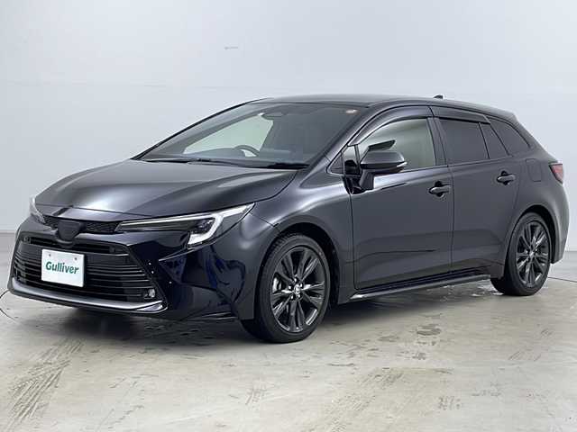 トヨタ カローラツーリング ハイブリッド ダブルバイビー 道央・札幌 2023(令5)年 1.2万km アティチュードブラックマイカ ・4WD/・純正ディスプレイオーディオ＆BT＆USB＆MiraCast/・バックカメラ/・寒冷地仕様/・トヨタセーフティセンス/・プリクラッシュセーフティ/・クリアランスソナー/・プロアクティブドライビングアシスト/・ステアリングヒーター/・ハーフレザーシート/・パーキングサポートブレーキ/・ロードサインアシスト/・ブラインドスポットモニター/・オートマチックハイビーム/・ドアミラーヒーター/・前席シートヒーター/・デジタルインナーミラー/・AC100V/・ビルトインETC/・LEDヘッドライト/・LEDフォグ/・TVキャンセラー/・純正AW付夏タイヤ積載