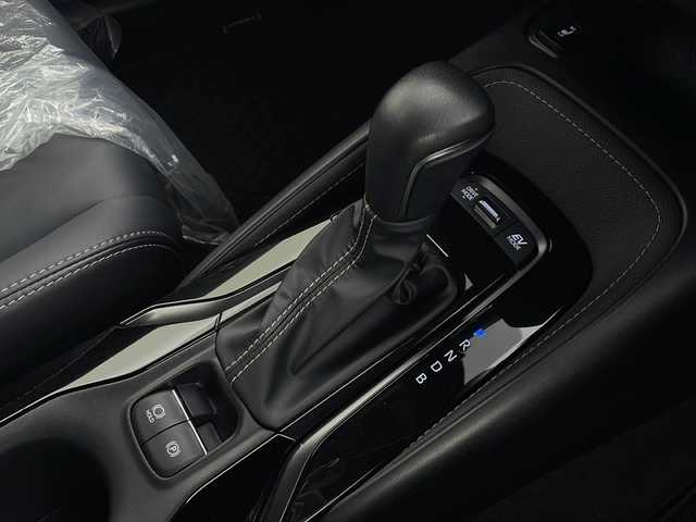 トヨタ カローラツーリング ハイブリッド ダブルバイビー 秋田県 2023(令5)年 1.2万km アティチュードブラックマイカ 4WD/ワンオーナー/寒冷地仕様/純正ディスプレイオーディオ/　(Bluetooth/USB/MiraCast)/バックカメラ/トヨタセーフティセンス/プリクラッシュセーフティ/クリアランスソナー/プロアクティブドライビングアシスト/ステアリングヒーター/シートヒーター/ハーフレザーシート/パーキングサポートブレーキ/ロードサインアシスト/ブラインドスポットモニター/オートマチックハイビーム/デジタルインナーミラー/AC100V/ビルトインETC/TVキャンセラー/ドアミラーヒーター/電動格納ミラー/純正フロアマット/プッシュスタート/スマートキー/スペアキー/LEDヘッドライト/LEDフォグ/社外AW付冬タイヤ積載