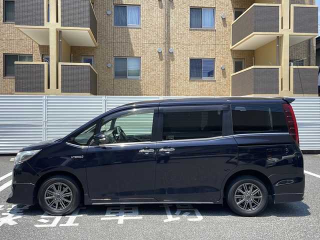 トヨタ エスクァイア ハイブリッド Xi 広島県 2015(平27)年 10.6万km スパークリングブラックパールクリスタルシャイン /登録時走行距離/　　　　　　　105699キロ/社外ナビ/バックカメラ/地デジ/左後パワースライドドア/社外フリップダウンモニター/　　【PCX-RM3505】/シートヒーター/ビルトインETC/新車時整備手帳/　　【保証書】/取扱説明書/
